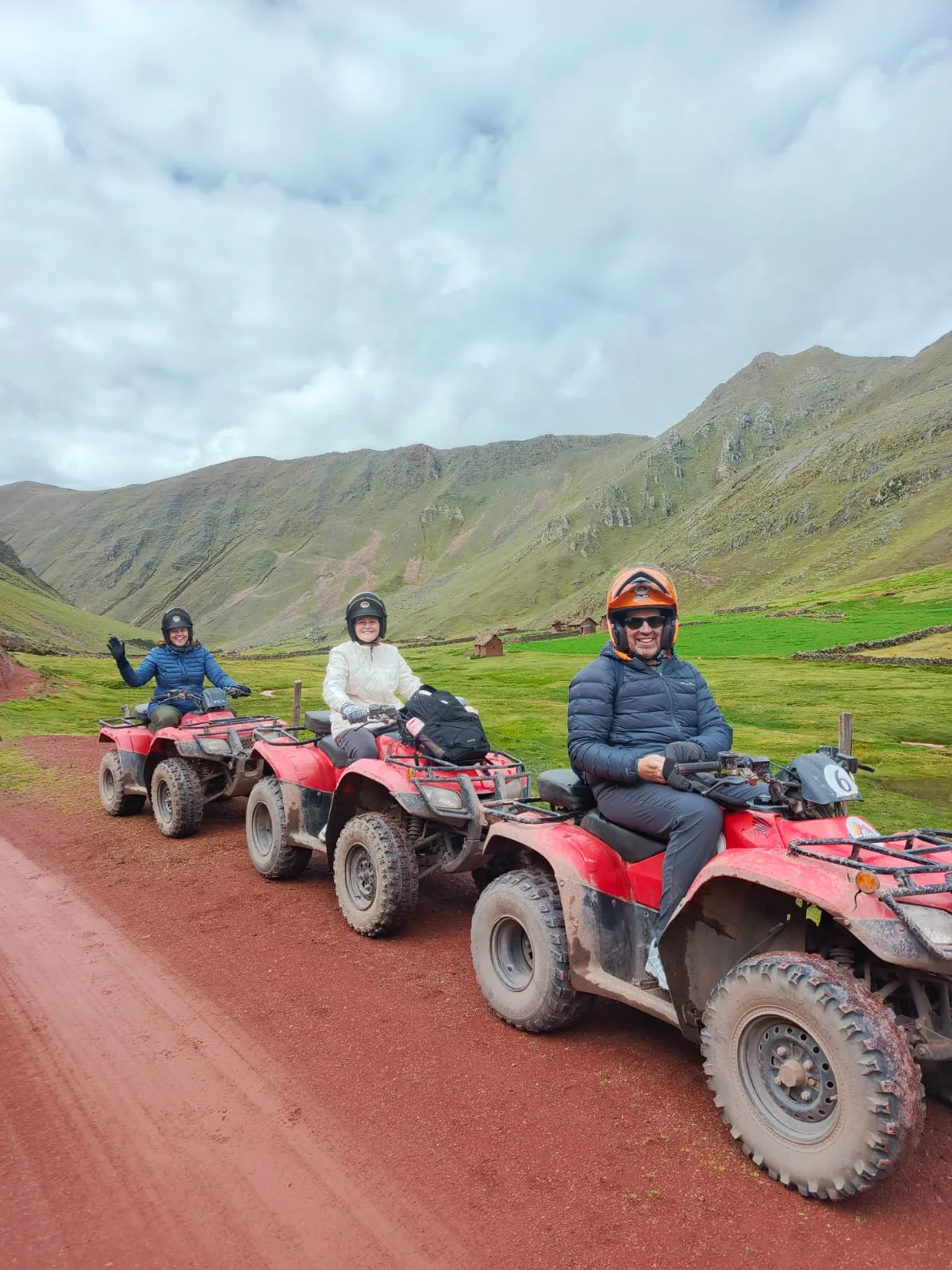 Primer plano del equipo de seguridad: casco y guantes