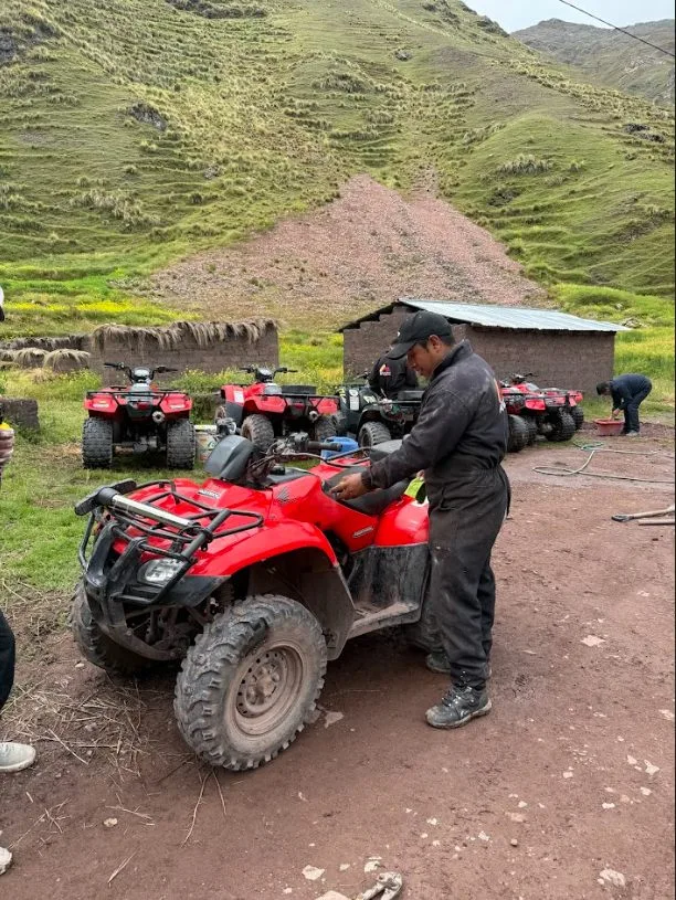 Cuatrimotos en mantenimiento o listas para salir